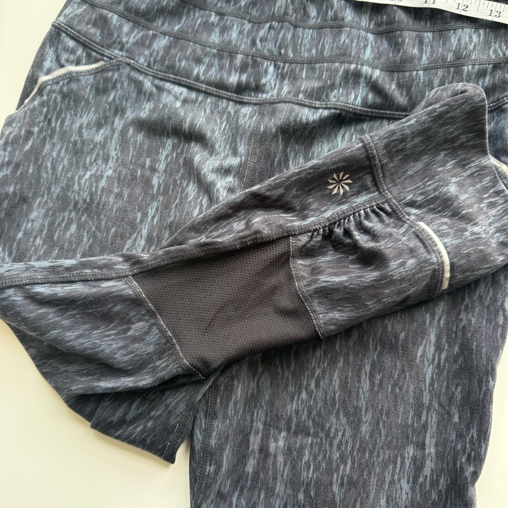 Athleta Reptile Relay Capri Leggings Size Medium - Picture 8 of 9
